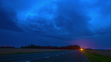 Zeitrafferaufnahme-Eines-Blitzes-In-Der-Ferne-über-Der-Autobahn-Mit-Vorbeifahrenden-Autos-Während-Der-Abendzeit