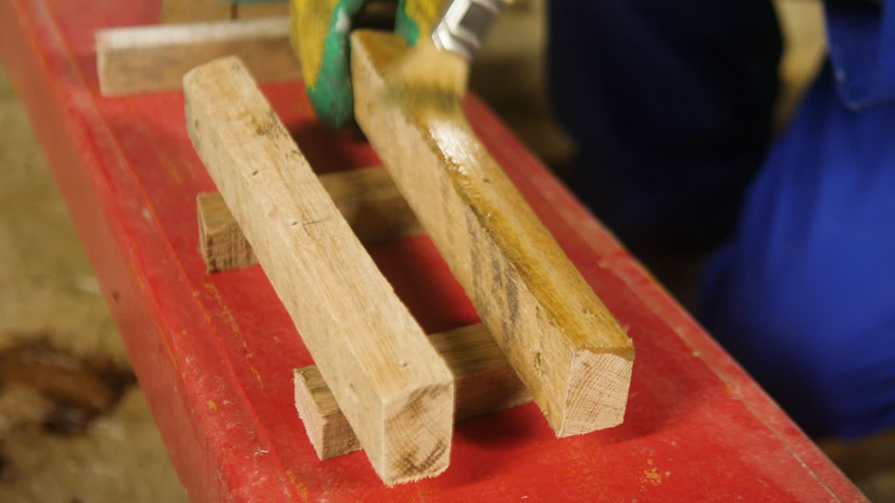 Rivestimento di modanature in legno di rovere bianco con resina protettiva.