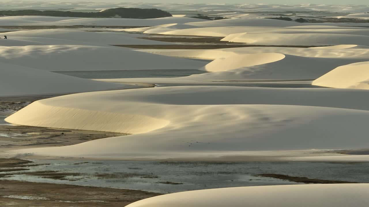 Lencois Maranhenses Maranhao Brazilië. Tropisch landschap voor vakantiereizen. Noordoost-Brazilië. Internationale reisbestemmingen. Luchtfoto van lagunes met prachtig zonsonderganglicht.