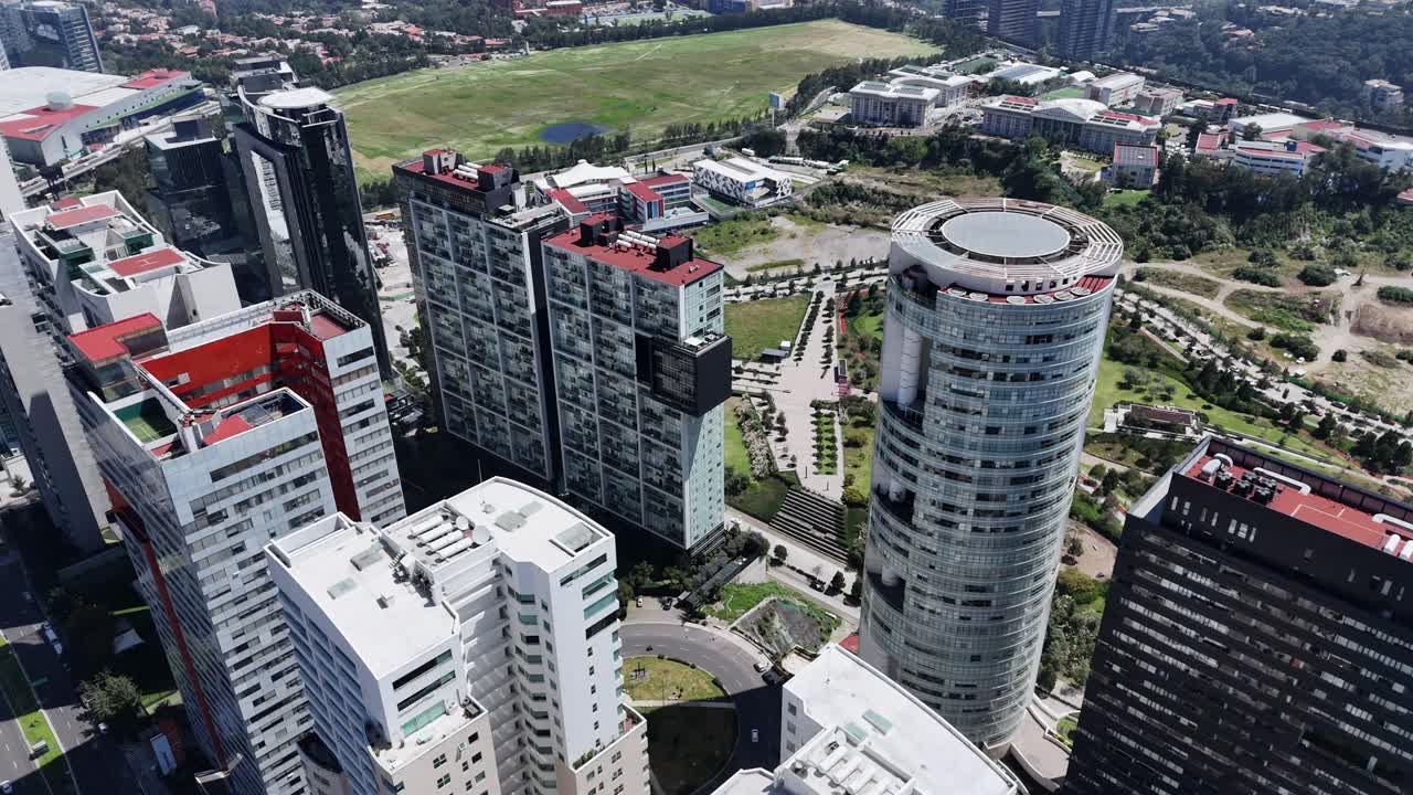 Perspectiva aérea do horizonte moderno de Santa Fé na CDMX.
