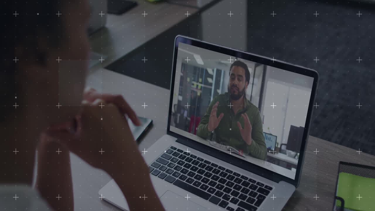 animación del procesamiento de datos sobre una mujer de negocios biracial en una videollamada portátil