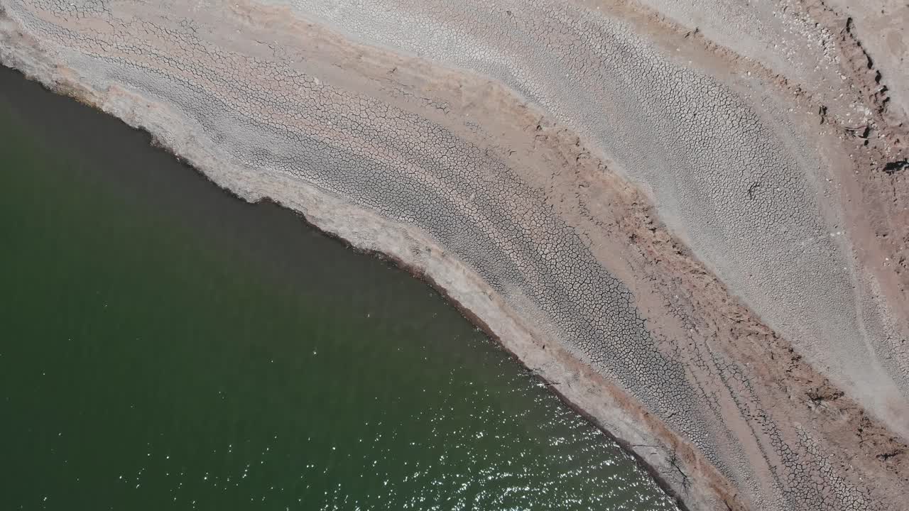 tierra agrietada por el agua