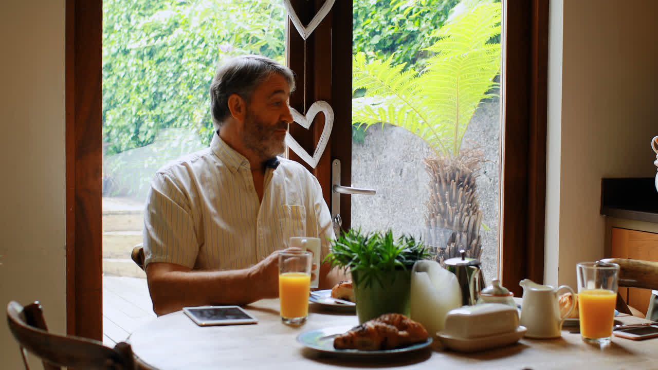 커피 4k를 마시면서 서로 상호 작용하는 고령 커플