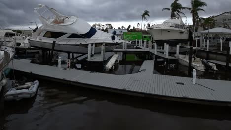 Barcos-Volcados-Y-Destrozados-Por-Tormentas-Extremas-Y-Huracanes,-América