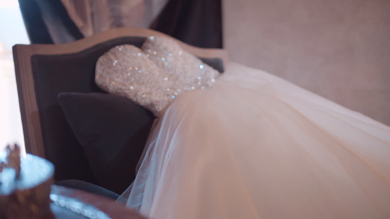 결혼반지와 웨딩드레스 슬라이더 운동