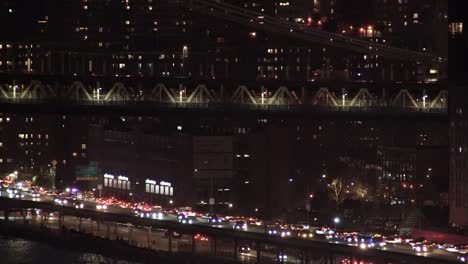 El-Puente-De-Manhattan-Y-El-Fdr-Drive-Vistos-Desde-Williamsburg-Por-La-Noche-Con-El-Telón-De-Fondo-De-Manhattan