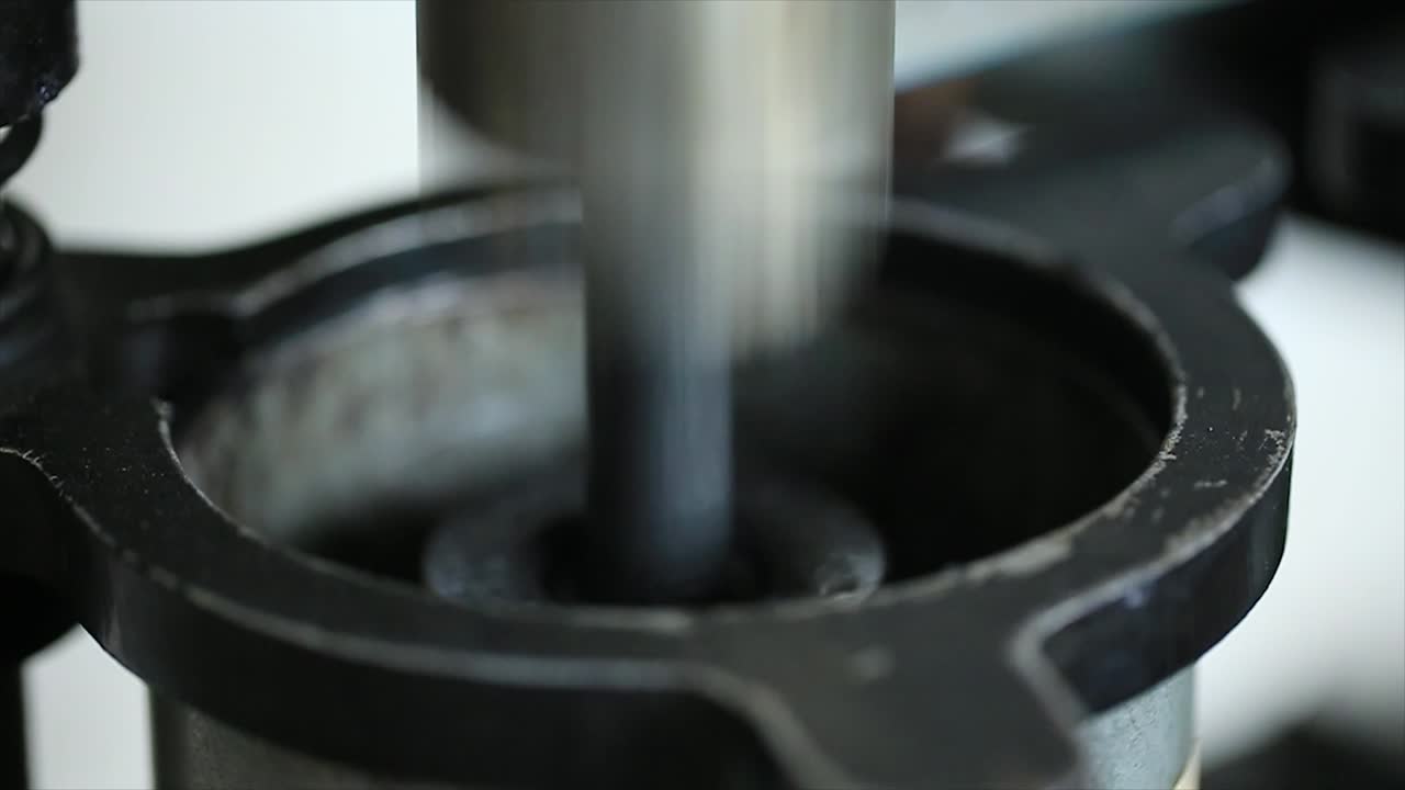 회전 기반의 표준 이중 자동 압축기는 인 ⁇ 싱 모형에서 두 개의 마 ⁇  아스팔트 표본을 동시에 압축합니다.