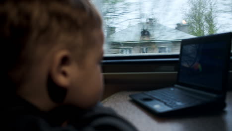 Niño-Viendo-Películas-O-Dibujos-Animados-En-Una-Computadora-Portátil-En-El-Tren