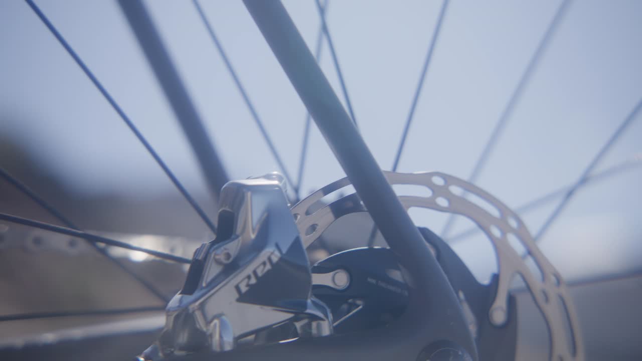 태양이 뒤에 있는 자전거 기어, 바 ⁇  및 브레이크