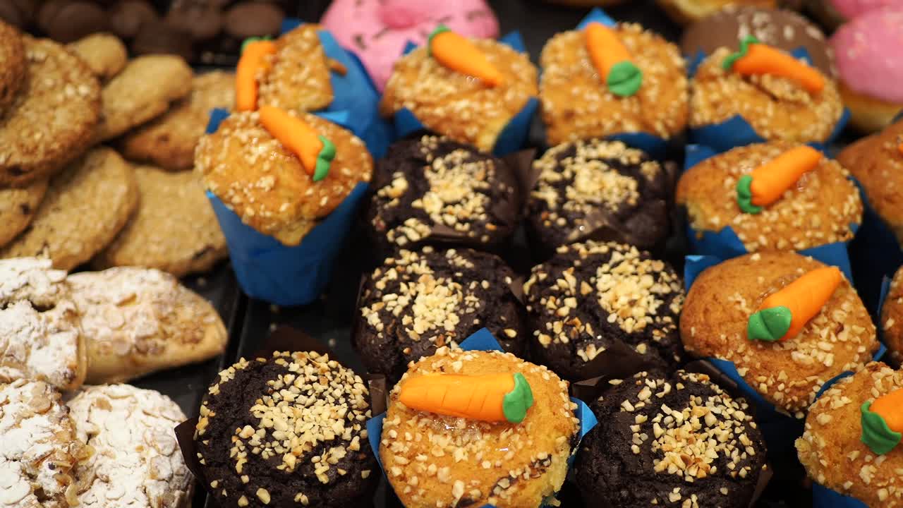 variedad de muffins y otros productos horneados