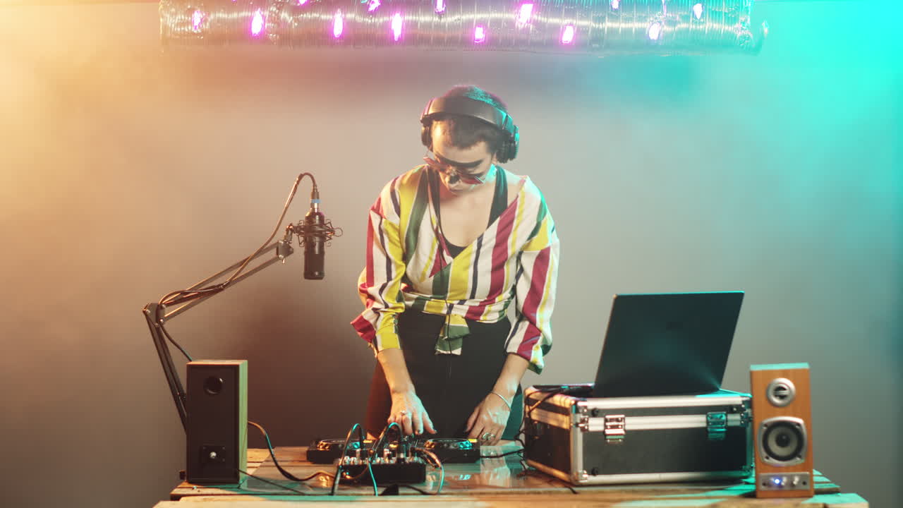 에너지를 얻기 위해 커피를 마시는 졸린 예술가