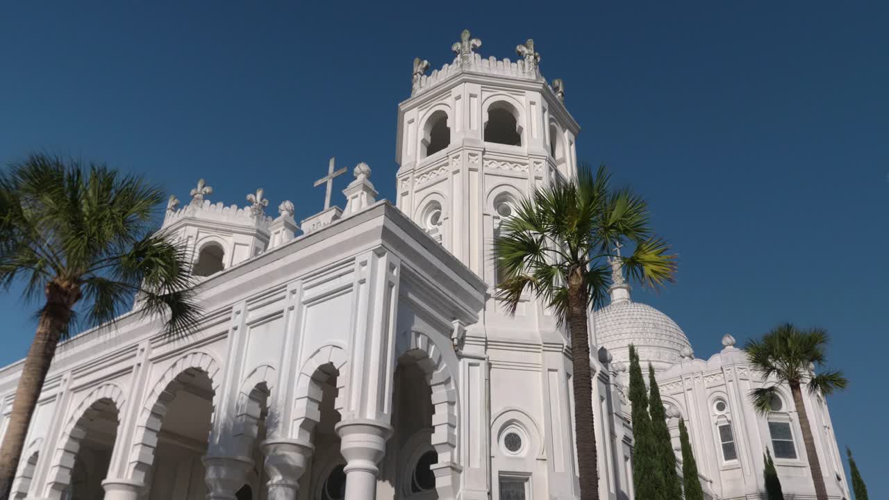 vista de ángulo bajo de la histórica iglesia católica del sagrado corazón en la isla de galveston, texas
