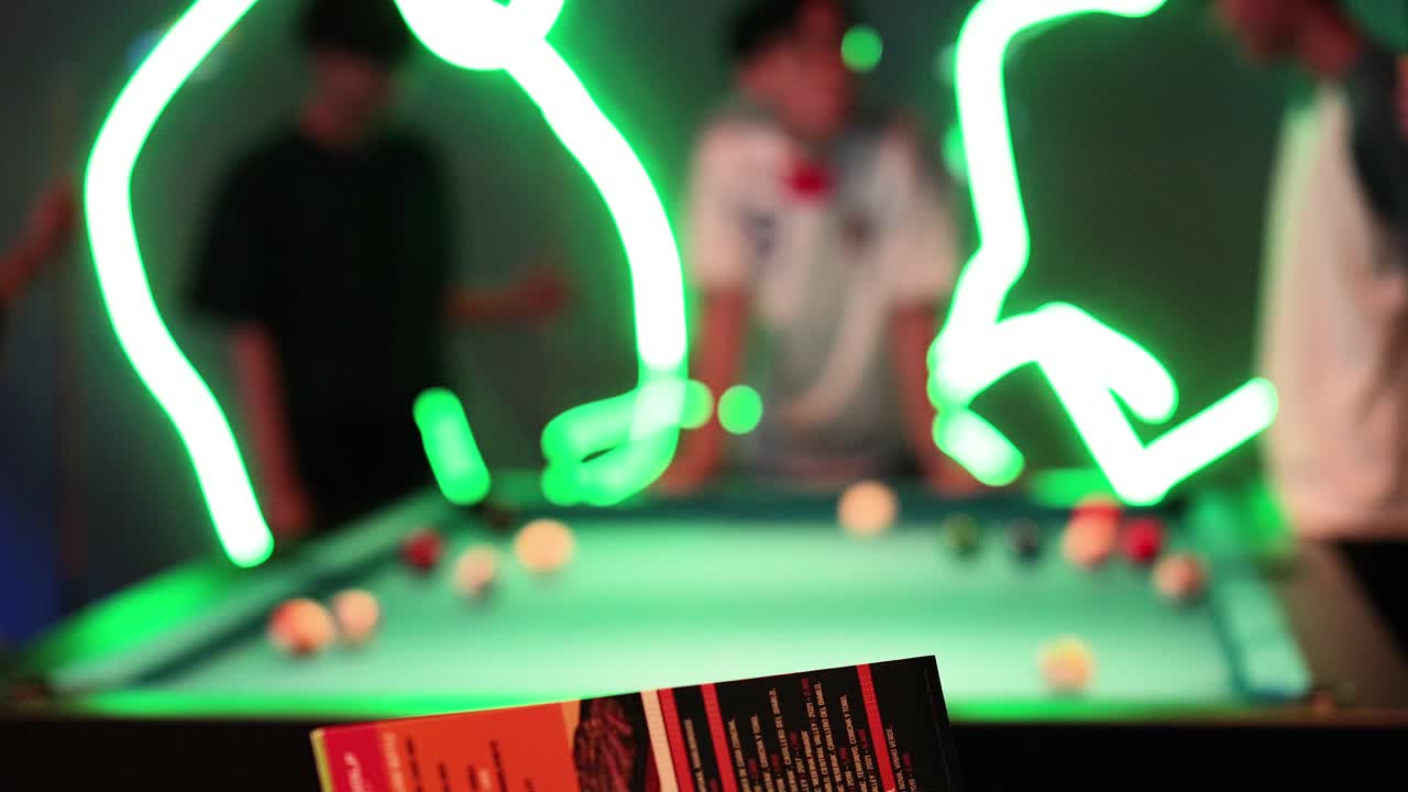 스누커 경기 에 참여 하는 선수 들