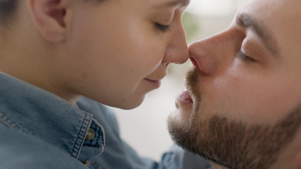 close-up vista do jovem casal beijando e abraçando 1