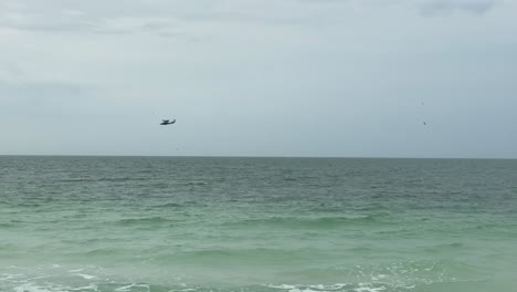 Tres-Pequeños-Aviones-De-Mar-Volando-Sobre-El-Océano-Cerca-De-La-Orilla