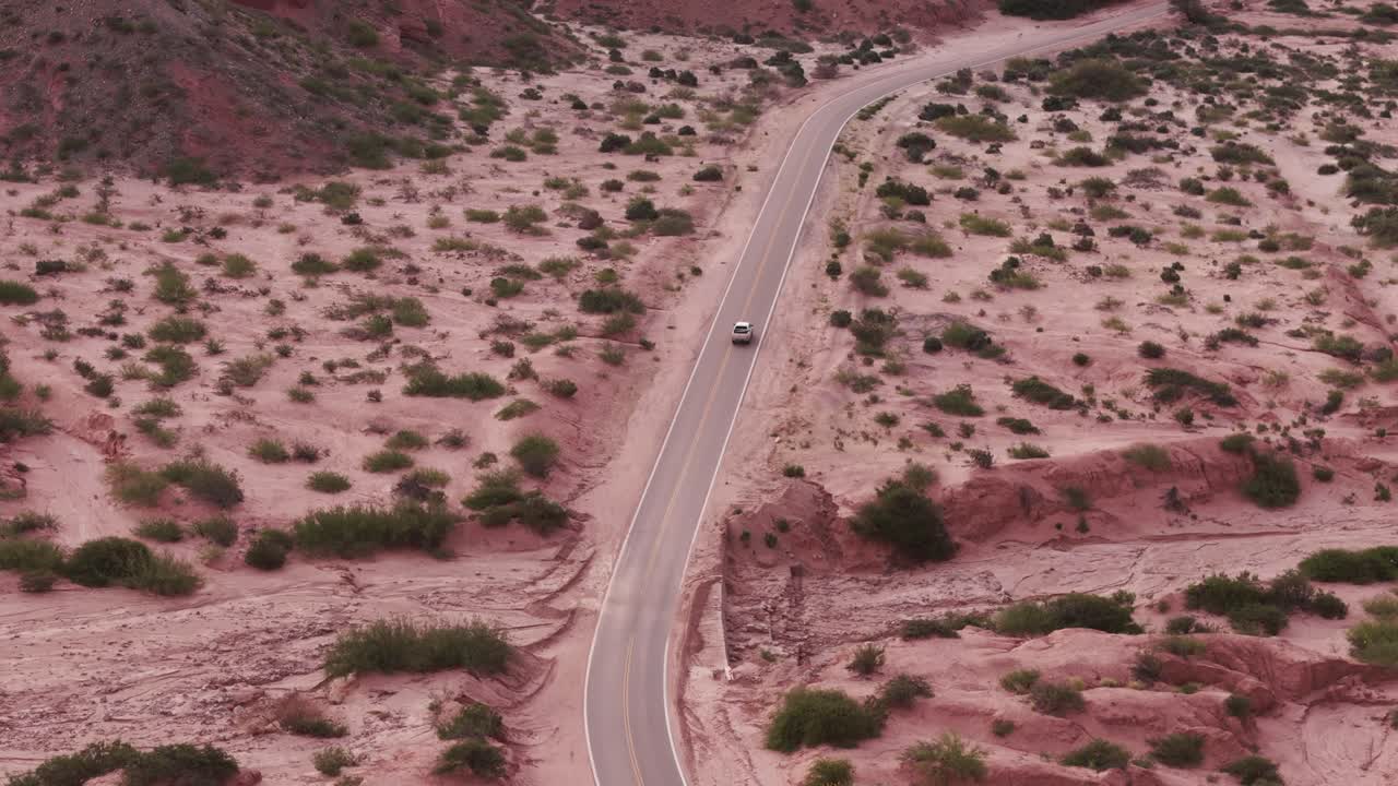 un dron siguiendo la carretera con un coche en quebrada de las conchas, salta argentina