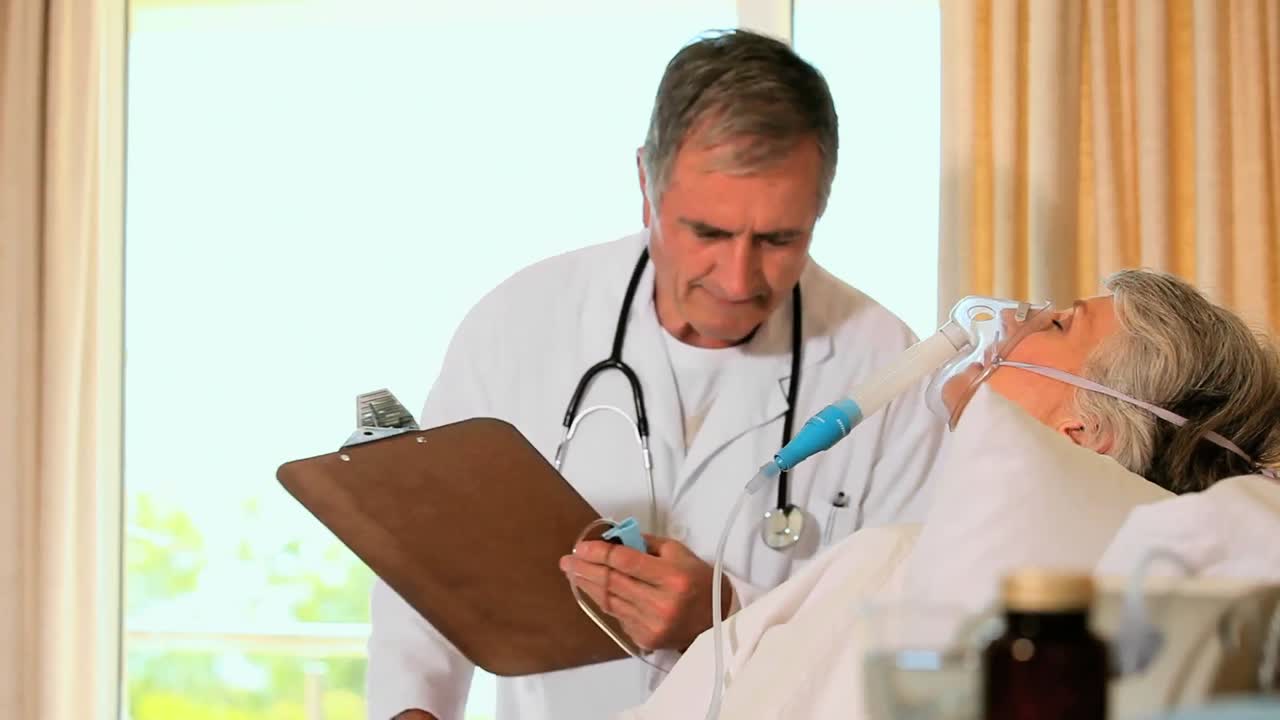 Médico atendiendo a una mujer en una cama de hospital