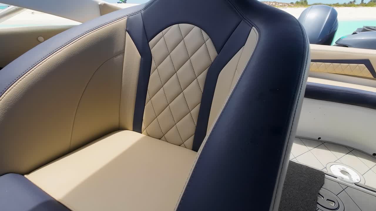 zoom out dentro de un barco de lujo flotando en el mar del caribe frente a la isla de cayo de agua, los rocas