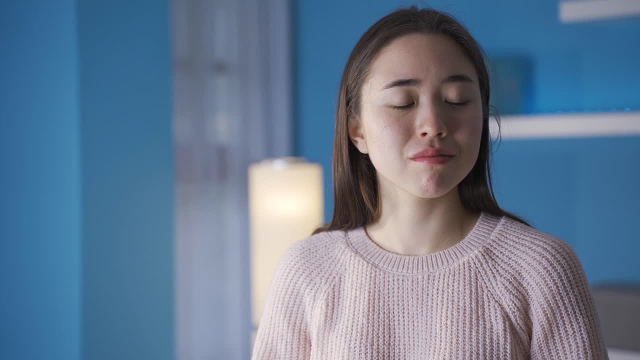 아시아 여성은 스트레스를 받고 가족 문제에 대해 생각하고 있습니다.