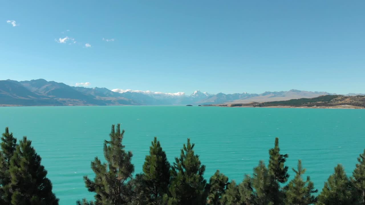 vista aérea paralela del lago pukaki, visto desde el lado opuesto del monte cook