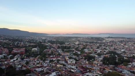 vista aérea de la hermosa ciudad histórica mexicana de san miguel de allende en guanajuato, méxico, con vistas a las coloridas casas y el impresionante paisaje montañoso en el fondo