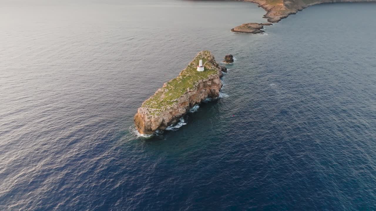 vista aérea de la formación rocosa de punta de el toro en el agua turquesa, mallorca