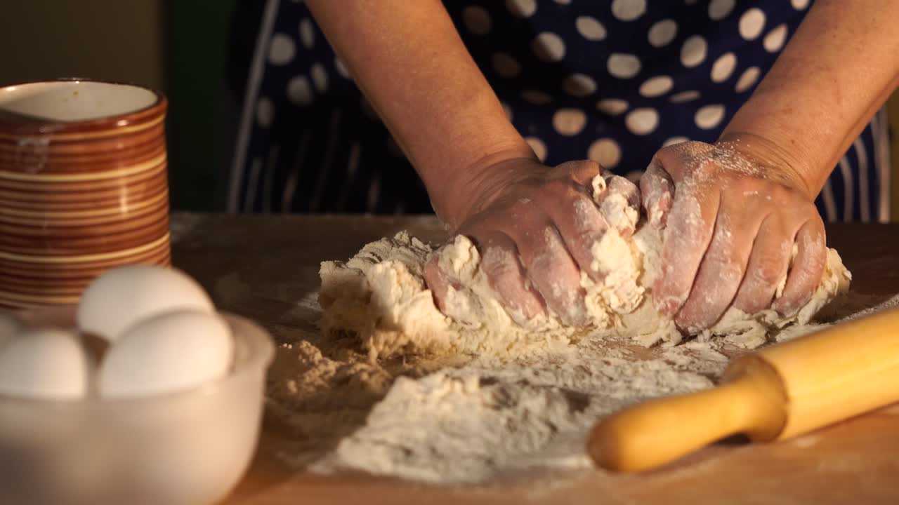 mujer amassando la masa