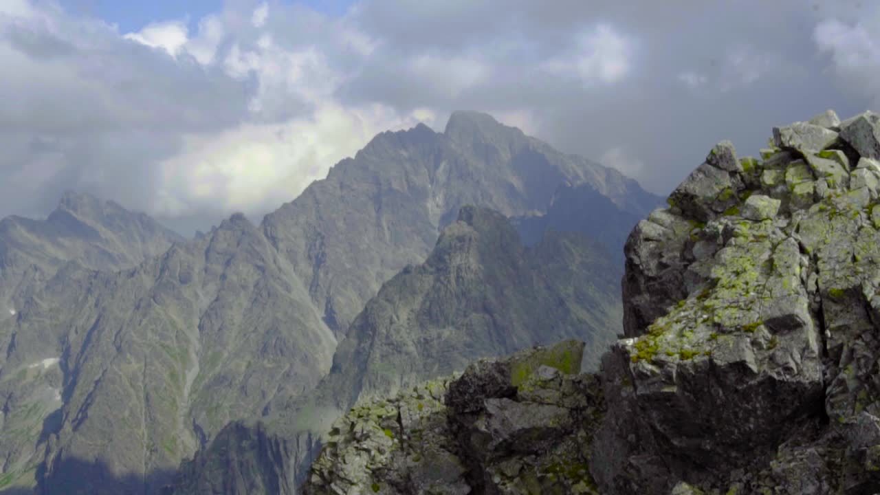 vista de la cordillera con un enorme pico de montaña en la distancia entre las nubes
