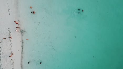 Gran-Vista-De-Pájaro-Vista-Superior-Toma-De-Drones-De-Una-Playa-De-Arena-Blanca-De-Ensueño-Y-Una-Película-De-Paraíso-De-Barcos-Filmada-En-Zanzíbar-En-áfrica-Tanzania-En-2019