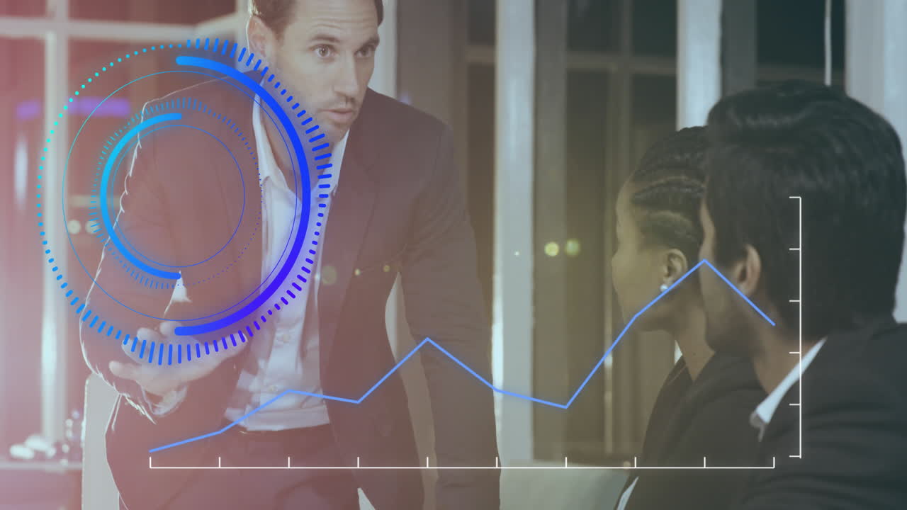 escáner redondo y procesamiento de datos estadísticos contra empresarios en una reunión en la oficina