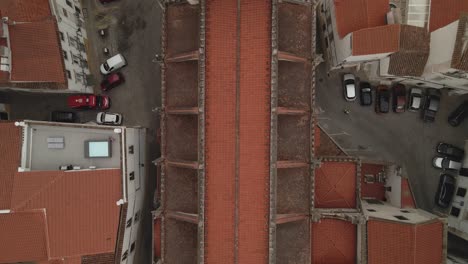 vista aérea de la plaza del casco antiguo y la inclinación hacia el horizonte