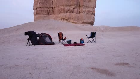 fotógrafo acampando y tomando fotos de acantilados de piedra arenisca en medio del desierto