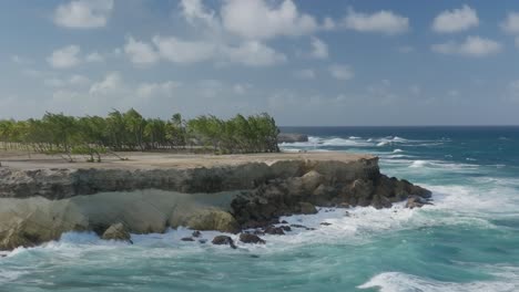 las fuertes olas del océano chocan contra la ventosa costa de cove bay st. lucy barbados.