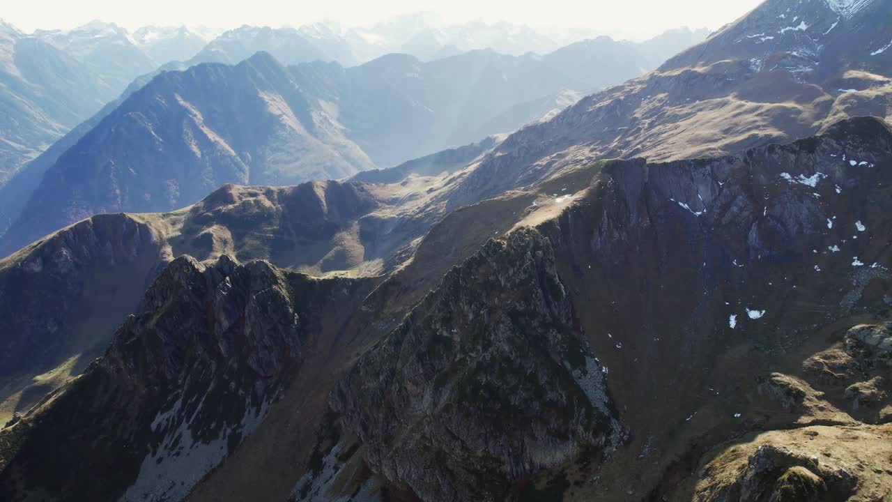 Pemandangan gunung megah dari puncak Cabaliros, sempurna untuk petualang alam