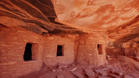 Pueblo-Ruine-Mit-Eingestürztem-Dach,-Nahaufnahme-Von-Fenstern-Und-Gebäuden-Und-Tal-Im-Bears-Ears-National-Monument,-Utah