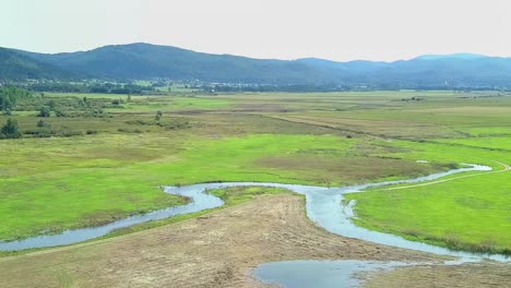 Vista-Aérea-Sobre-El-Lago-Intermitente-En-El-Lago-Cerknica-En-Eslovenia