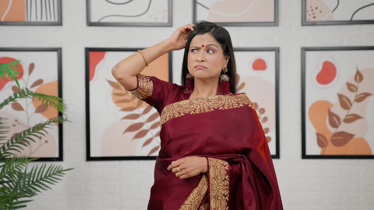 Wanita India yang bingung memikirkan sesuatu