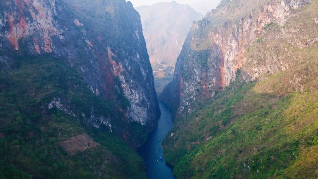 este vídeo captura el majestuoso cañón del río ha giang en el norte de vietnam.