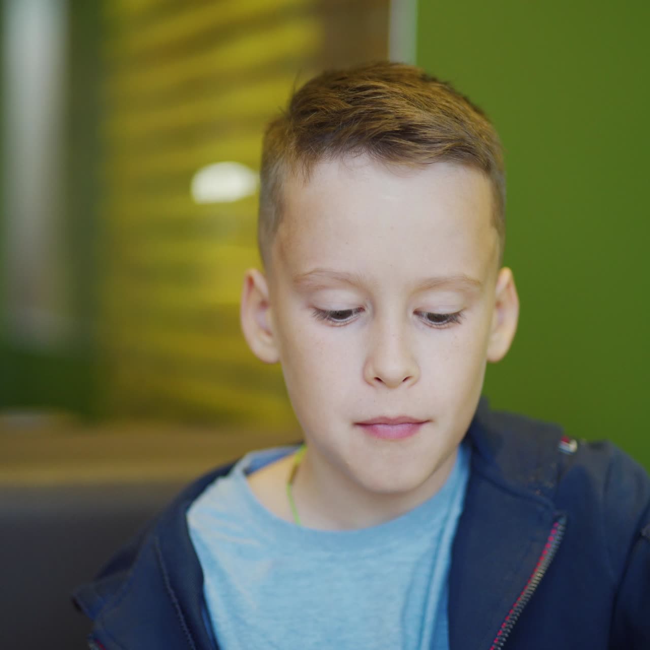 Bambino carino e sano mangia patatine fritte nei locali fast food. Alimentazione dannosa