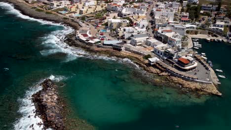 grandes olas rodando sobre las rocas en la costa de sisi en creta