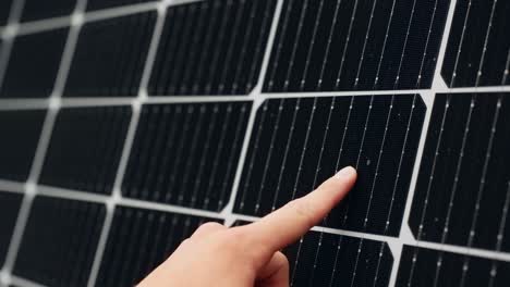 persona que toca el panel solar de cerca, concepto de precios de electricidad más bajos