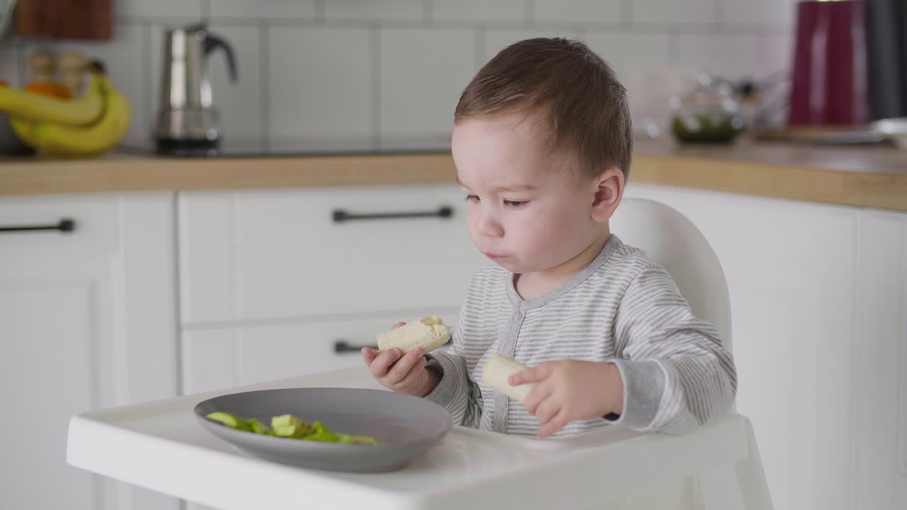 Mutfakta Mama Sandalyesinde Muz Yiyen Şirin Bebek Erkek 2