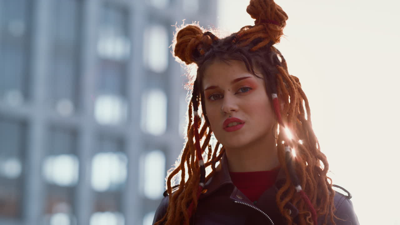 hermosa mujer de cabello rojo mirando la cámara al aire libre. chica atractiva posando al aire libre.
