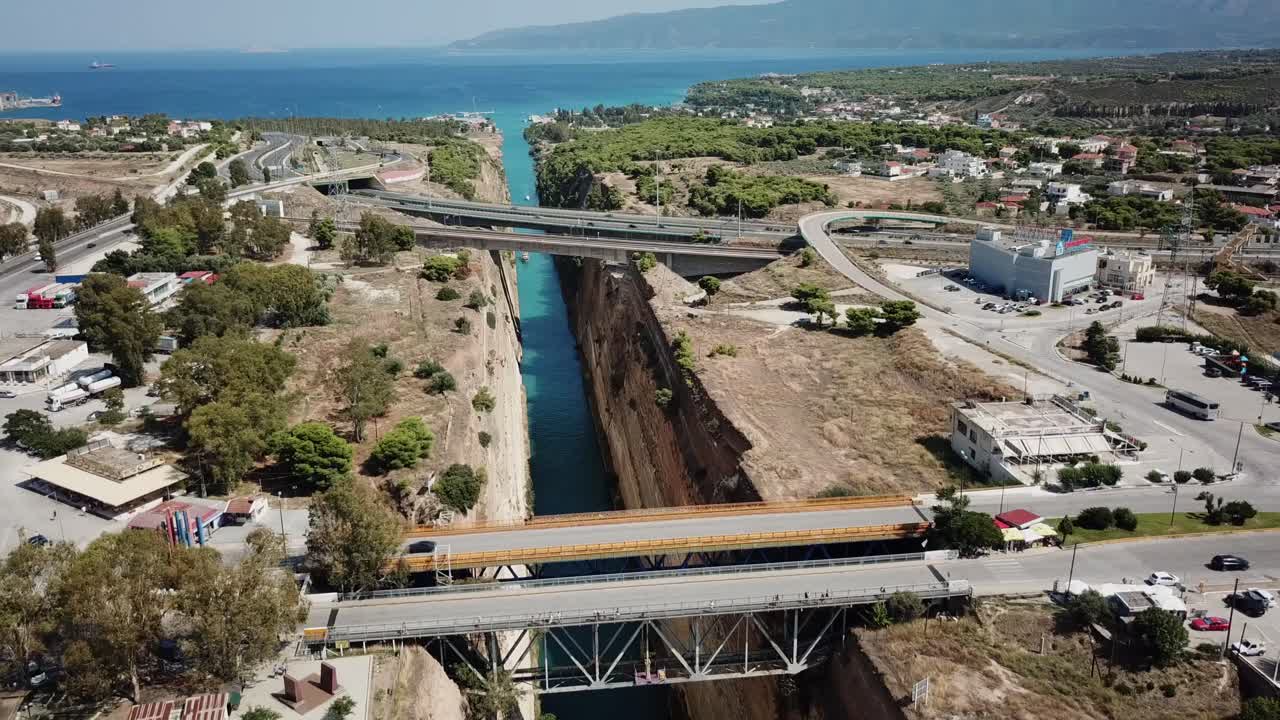 vista de drones del canal de corinto entre grecia continental y el peloponeso