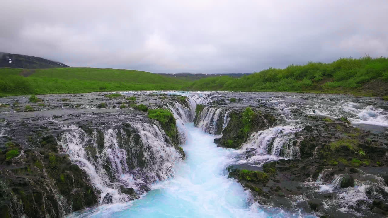 vista aérea desde un avión no tripulado de la cascada de bruarfoss en brekkuskogur, islandia.