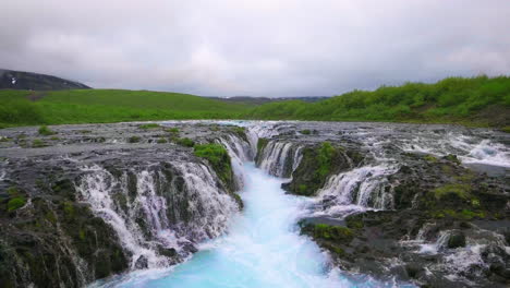 Vista-Aérea-De-Drones-De-La-Cascada-De-Bruarfoss-En-Brekkuskogur,-Islandia.