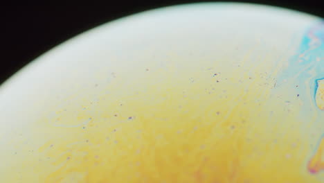 Mikroskopisch-Kleine-Teilchen-Auf-Einer-Gelben-Oberfläche,-Die-Sich-In-Der-Strömung-Bewegen