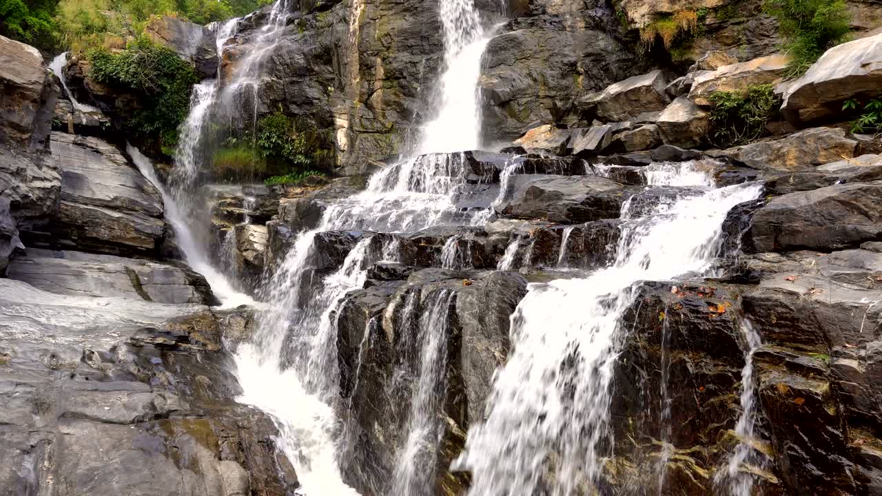 Tayland, Chiang Mai bölgesindeki Doi Inthanon Milli Parkı'nda bulunan Mae Klang Şelalesi, döngüsel.