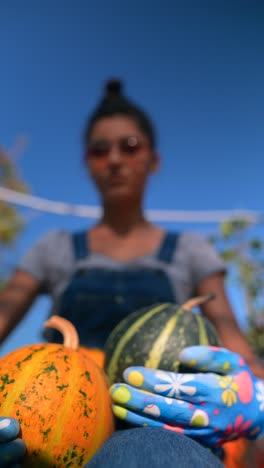 mujer cosechando calabazas