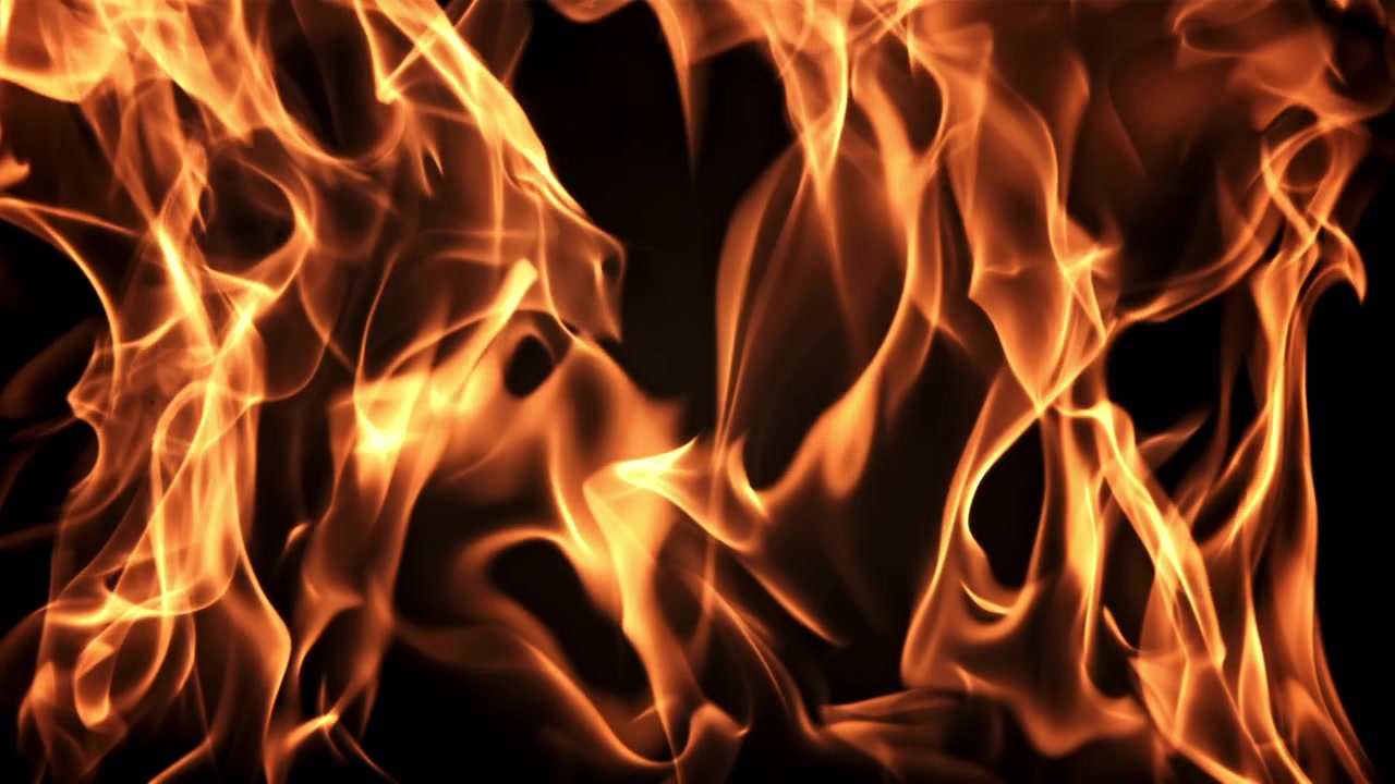 Primo piano al rallentatore di fiamme che bruciano su sfondo nero